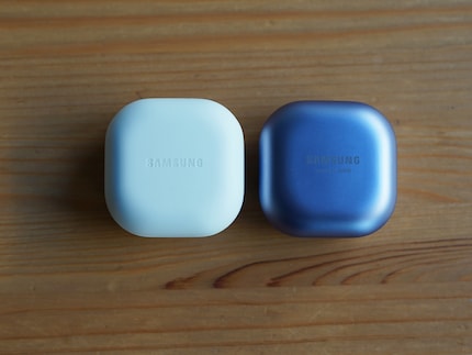 On the left: the new case. On the right: the old case. Apart from the colour, there are hardly any differences.