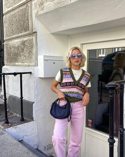 Auch Influencerin Emma Chamberlain trägt Opa-Strick.