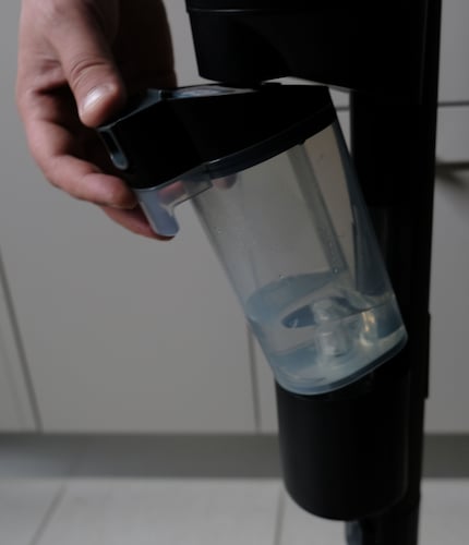 L'eau de nettoyage et le réservoir d'eau sale sont faciles à enlever.
