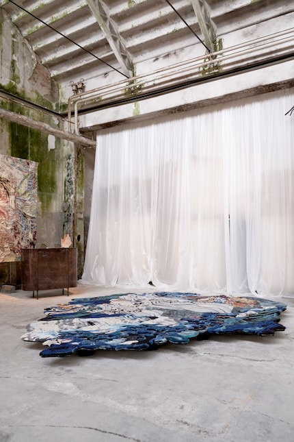 «Skrimsli», made from silk, wool and Lurex, speaks volumes. For the exhibition, it was raised onto a pedestal.