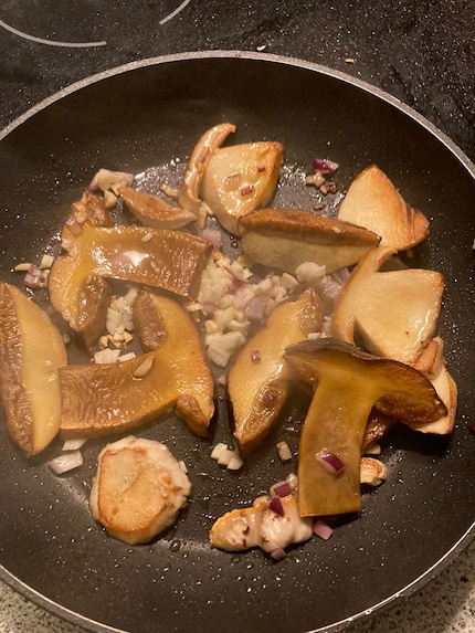 Lecker! Die gesammelten Steinpilze schmoren in der Pfanne.