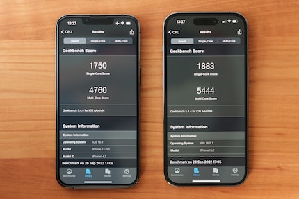 It’s only thanks to the Geekbench test that you can see the small performance increase of the iPhone 14 Pro (right) compared to the 13 Pro (left).