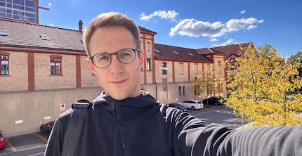 The selfie camera of the iPhone 14 Pro handles backlighting better ...