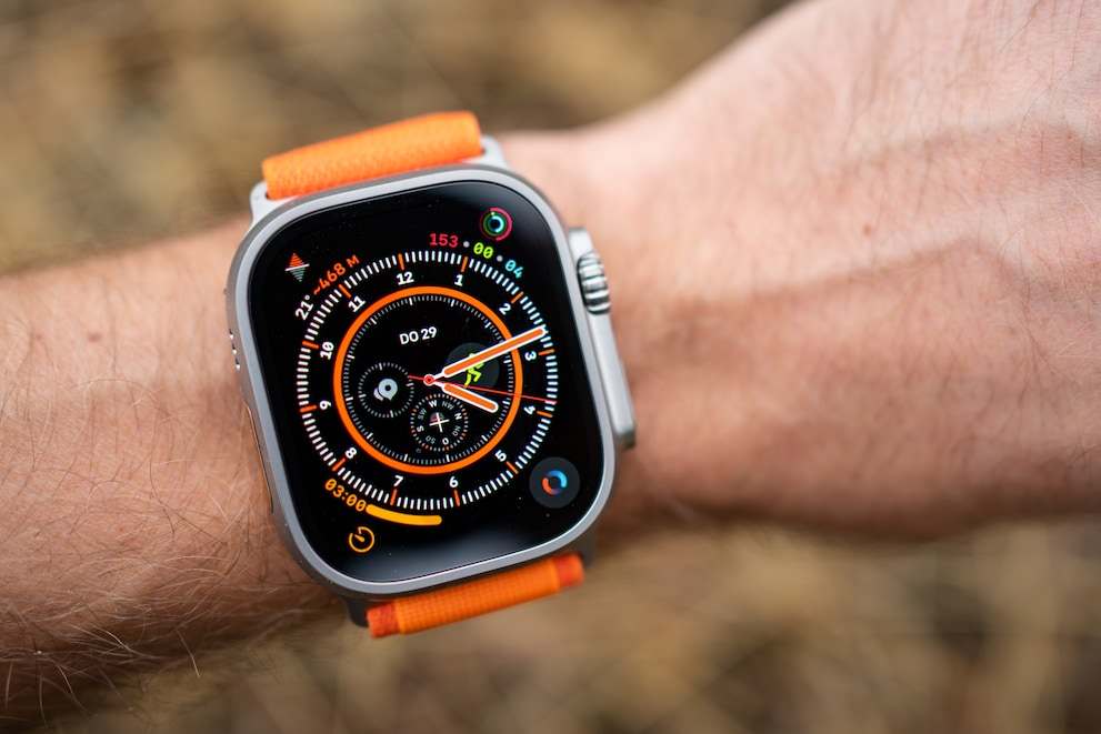 Ich habe dünne Handgelenke. Die Apple Watch Ultra sieht überdimensioniert aus, ist aber trotzdem bequem.