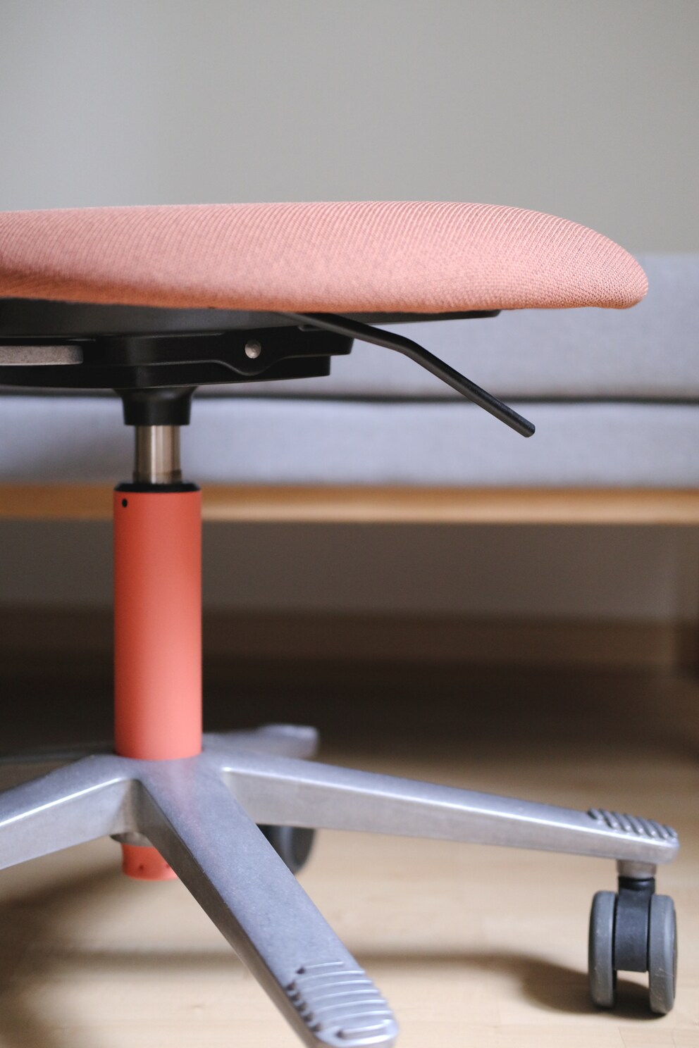 Einer der Hebel dient zum Einstellen der Sitzhöhe. Der andere ist die Bremse für die Neigunsmechanik.