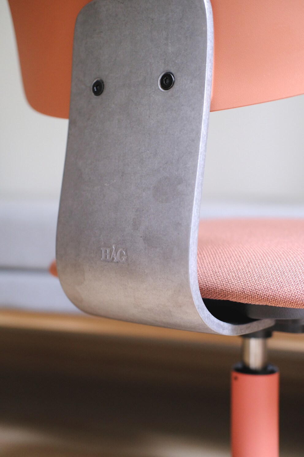 Der Materialmix sowie die schwungvolle Silhouette machen Tion zum Hingucker.