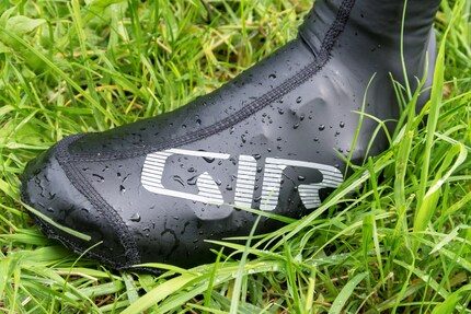 Plus jamais les pieds mouillés grâce aux Blaze shoe cover de Giro : voilà à quoi cela ressemble avant la sortie vélo automnale sous la pluie.