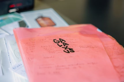 Les feuilles volantes contenant des idées et des croquis sont toutes rassemblées dans des pochettes.
