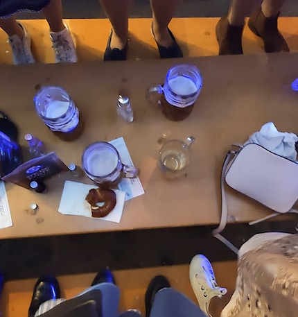 Tout le monde est debout sur les bancs. Et un bretzel grignoté traîne encore sur la table.