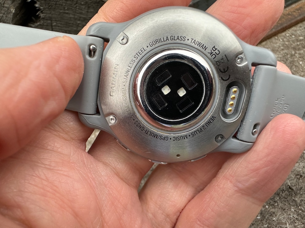 Au dos, on trouve la prise Garmin pour recharger la montre. On y voit également les capteurs de pouls et de saturation en oxygène.