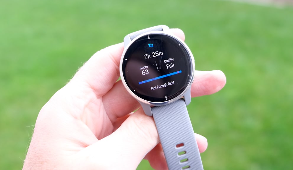 Lors de ma dernière nuit, je n'obtiens que 63 points sur 100. Dans l'application Garmin sur mon smartphone, je peux regarder les mesures de plus près et les comparer avec les nuits précédentes.