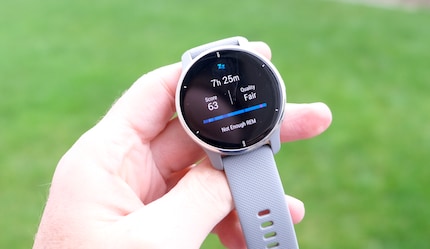 Lors de ma dernière nuit, je n'obtiens que 63 points sur 100. Dans l'application Garmin sur mon smartphone, je peux regarder les mesures de plus près et les comparer avec les nuits précédentes.