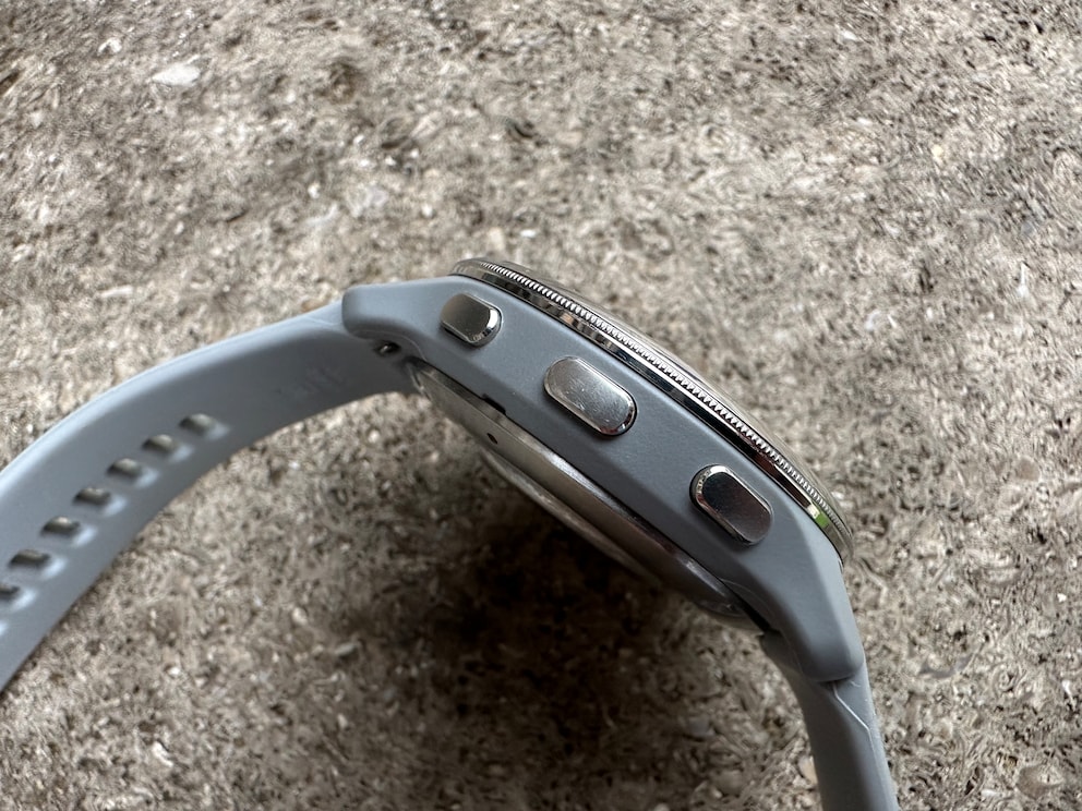 Sur le côté se trouvent trois boutons. Pratique si vos doigts sont moites ou s’il pleut, lorsque l'humidité rend l'utilisation de l'écran tactile difficile.
