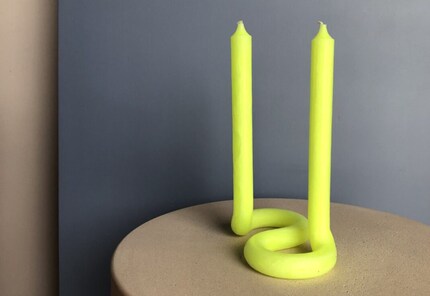 Un po’ di fosforescenza: le sculture di cera in colori neon sono ideali per dare un tocco di colore ad ambienti monocromatici.