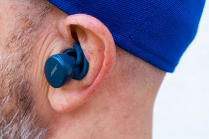Bose Sport Earbuds ragen einen gefühlten halben Meter aus ihnen heraus.