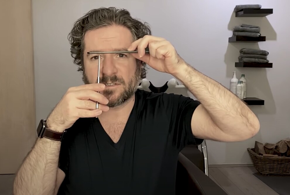 Hold your scissors vertically: this is how a pro cuts fringes.