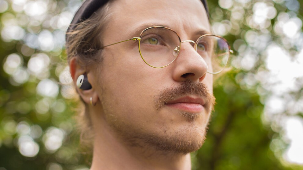 Die Pixel Buds Pro sitzen dezent im Ohr. / © NextPit