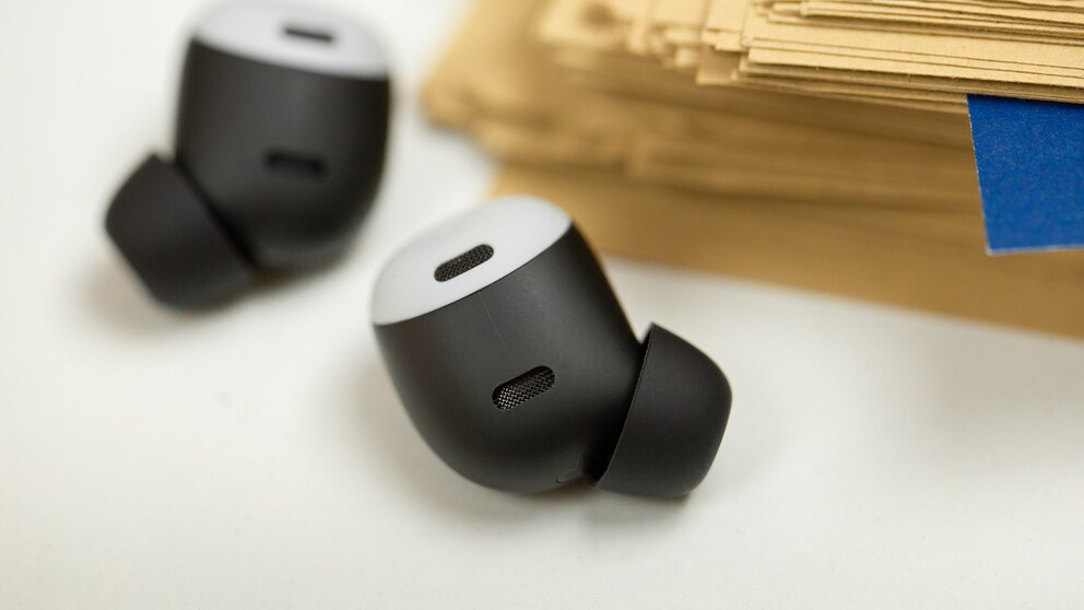 Über Mikrofone unterdrücken die Google Pixel Buds Pro Umgebungsgeräusche. / © NextPit
