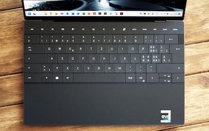 Le pavé tactile se trouve en dessous des touches Espace et Alt Gr.
