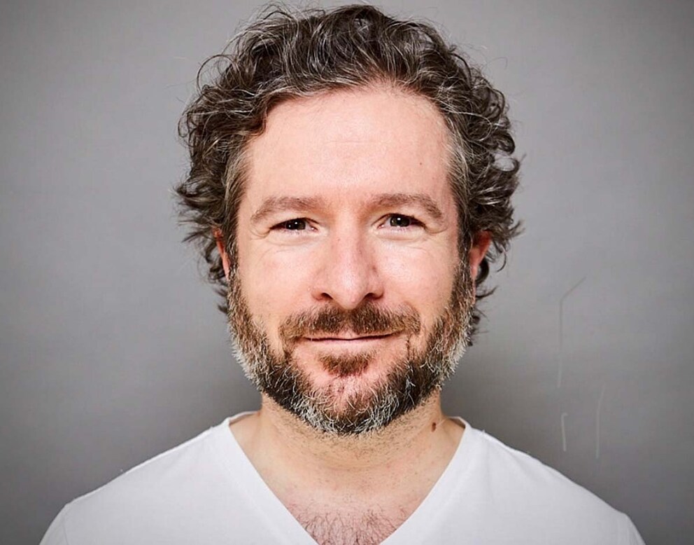 Roman Bartl (52) from Hamburg creates haircutting tutorials for parents.