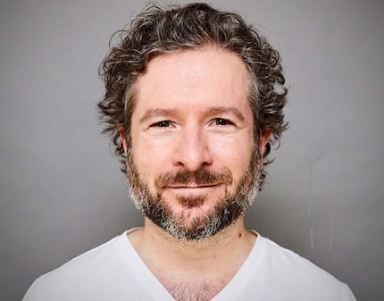 Roman Bartl (52) de Hambourg fait des tutoriels pour les parents.