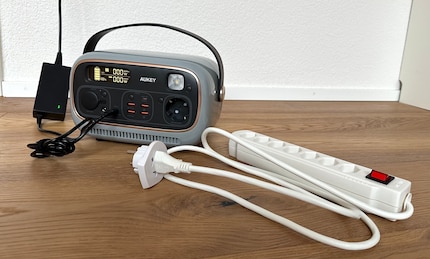 Ziemlich beste Freunde für den Fall der Fälle: das Powerstudio 300 und eine Steckerleiste. Die passt – mit Adapter für die Schweiz – in den Schukostecker.