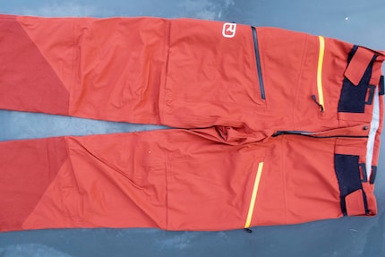 La parte anteriore dei pantaloni Ortovox Deep Shell ...