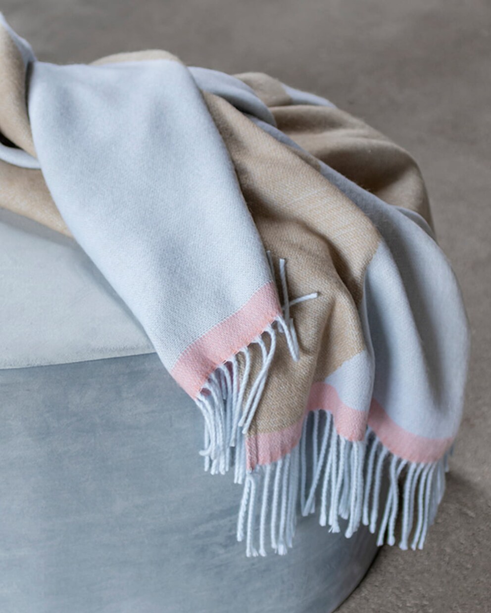 The ultimate skill: the brightest sparks in the field of cosy blankets make staying home seem more attractive than going out.