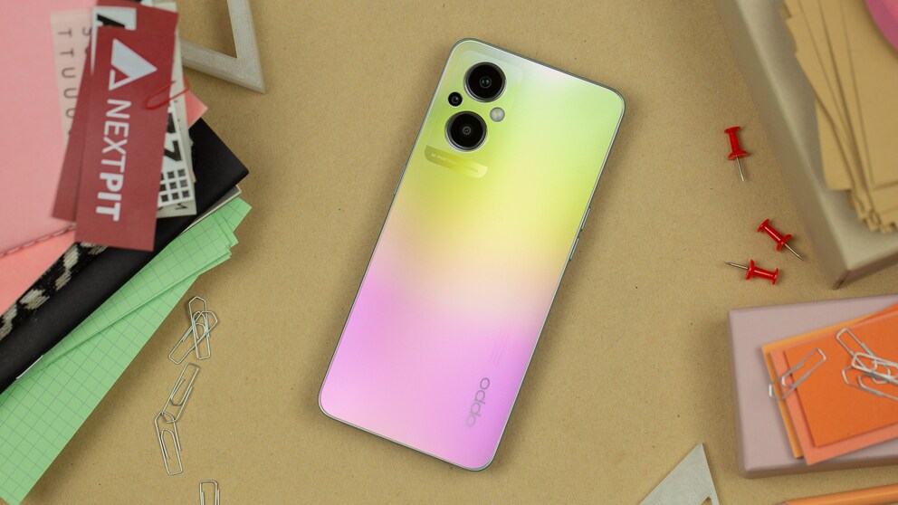 Optisch durchaus ein außergewöhnliches Gerät: Das Oppo Reno8 Lite im Rainbow-Look. / © NextPit