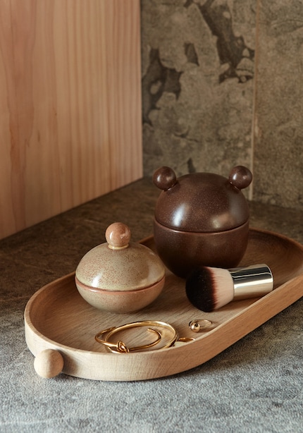 Certainly not boring: this Inka serving tray is adorned with spherical jars.