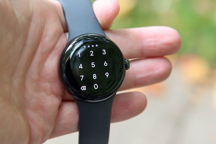 Le cifre per inserire il PIN sul Pixel Watch sono belle grandi.