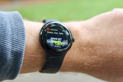 Sul Pixel Watch puoi avviare video di YouTube, ma vengono riprodotti sullo smartphone.