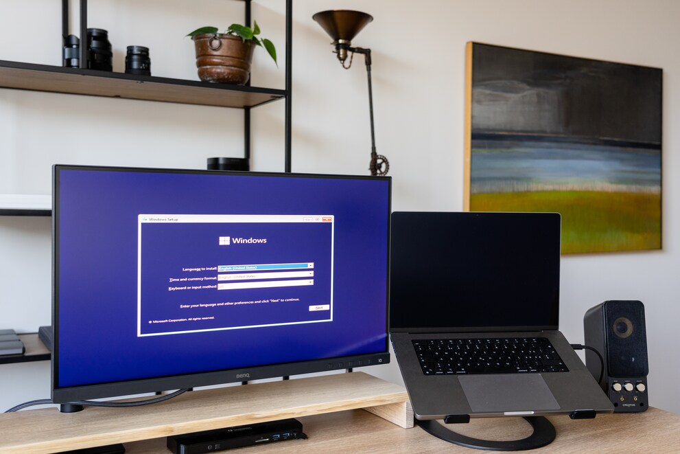 Per un neofita arrivare a installare Windows non è per niente facile. Immagine a destra: un MacBook con uno sguardo di rimprovero.