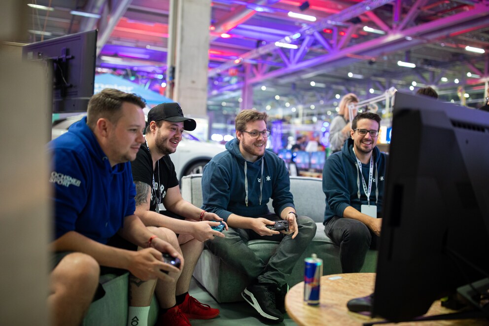 Luca und ich haben fleissig «FIFA 23» gegen das Herofest-Publikum gespielt. Und meistens sogar gewonnen.