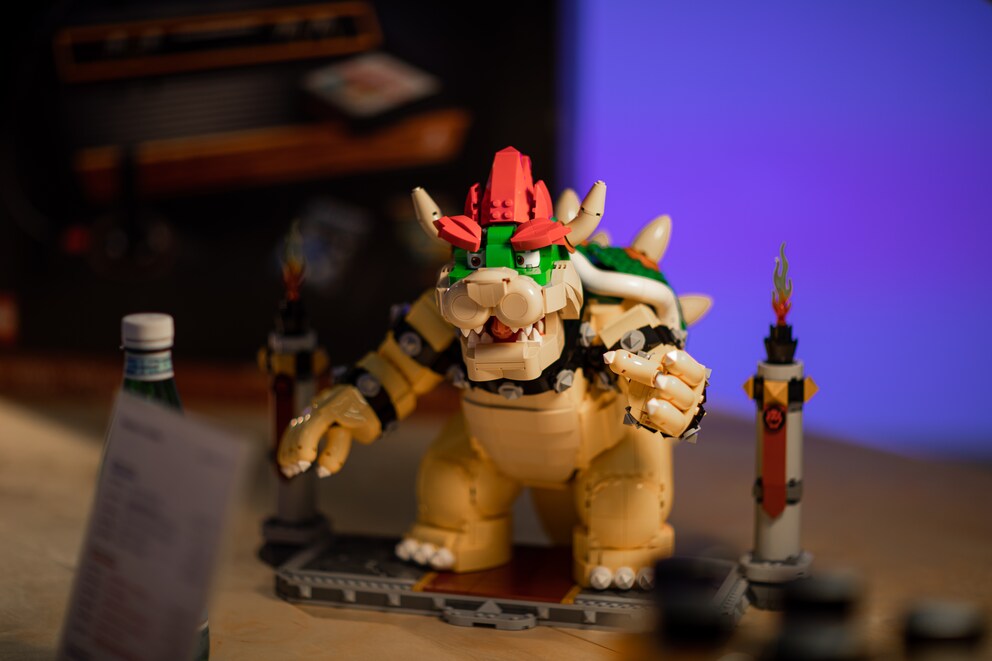 Das Resultat von Ramons Bemühungen siehst du hier. Übrigens: Marios Erzfeind kann sogar in Lego-Form Feuerbälle spucken!