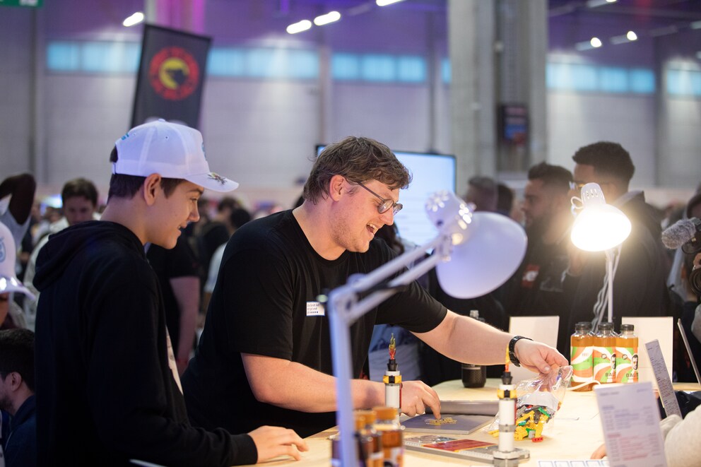 Ramon hat mit der Hilfe von zahlreichen Klemmsteinfans ein riesiges Bowser-Lego-Set mit über 2.000 Steinen zusammengebaut.