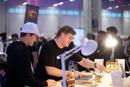 Ramon hat mit der Hilfe von zahlreichen Klemmsteinfans ein riesiges Bowser-Lego-Set mit über 2.000 Steinen zusammengebaut.