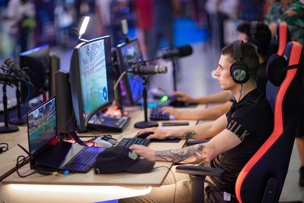 An insgesamt vier Laptops konnte man am Digitec Stand diverse Games zocken und gegen andere Spieler und Spielerinnen antreten.
