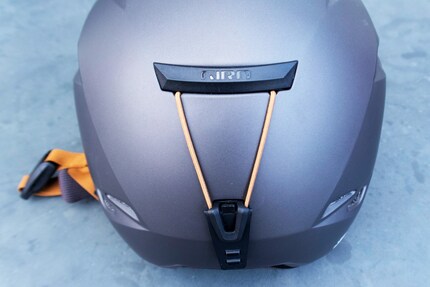 Die Rückseite des Helms mit der Halterung für die Skibrille.