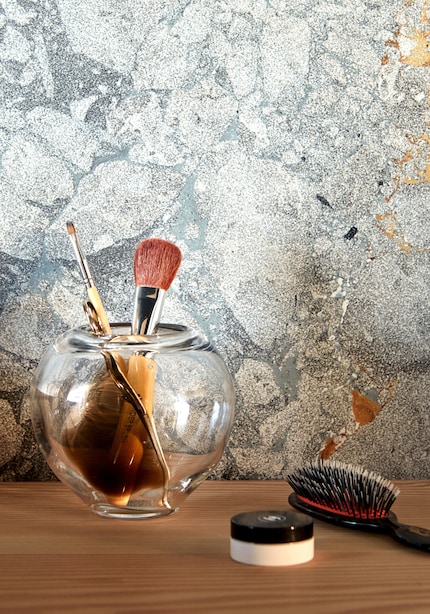 Make-up brushes can look lovely in the right container – just like they do in this Jali vase.