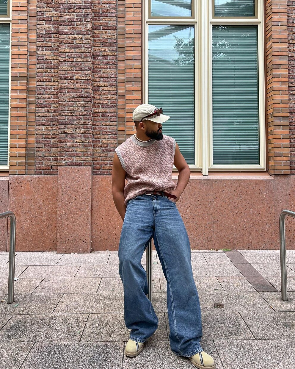Les pantalons larges ne sont pas réservés qu’aux femmes.