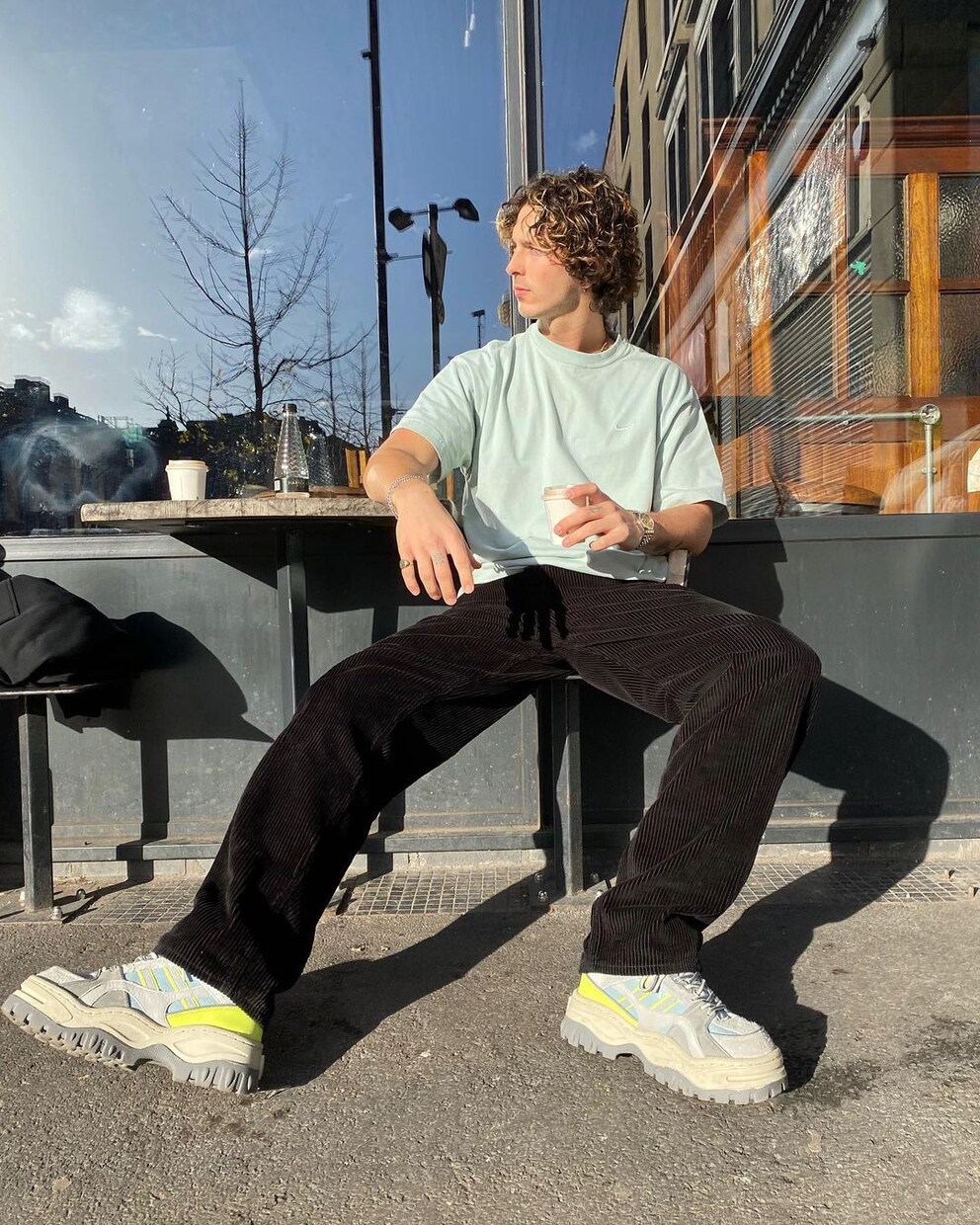 Un classique : le pantalon en velours côtelé.