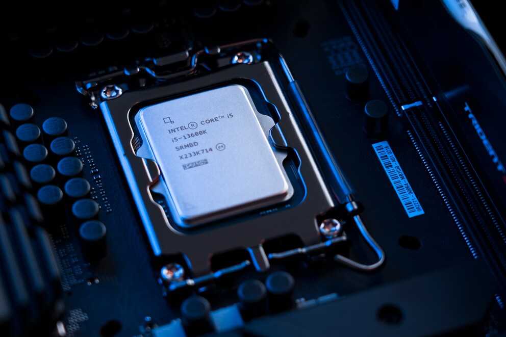 The Intel i5-13600K mostly stays below 50°C with our AIO cooling.