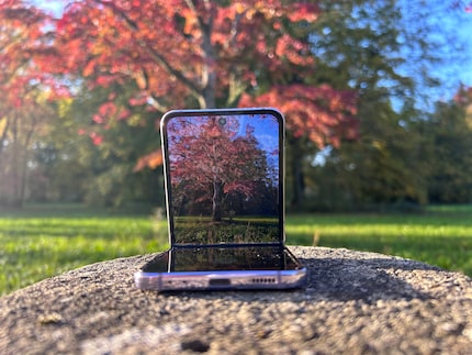 Le Samsung Galaxy Z Flip 4 trouve sa place sur de nombreuses surfaces.