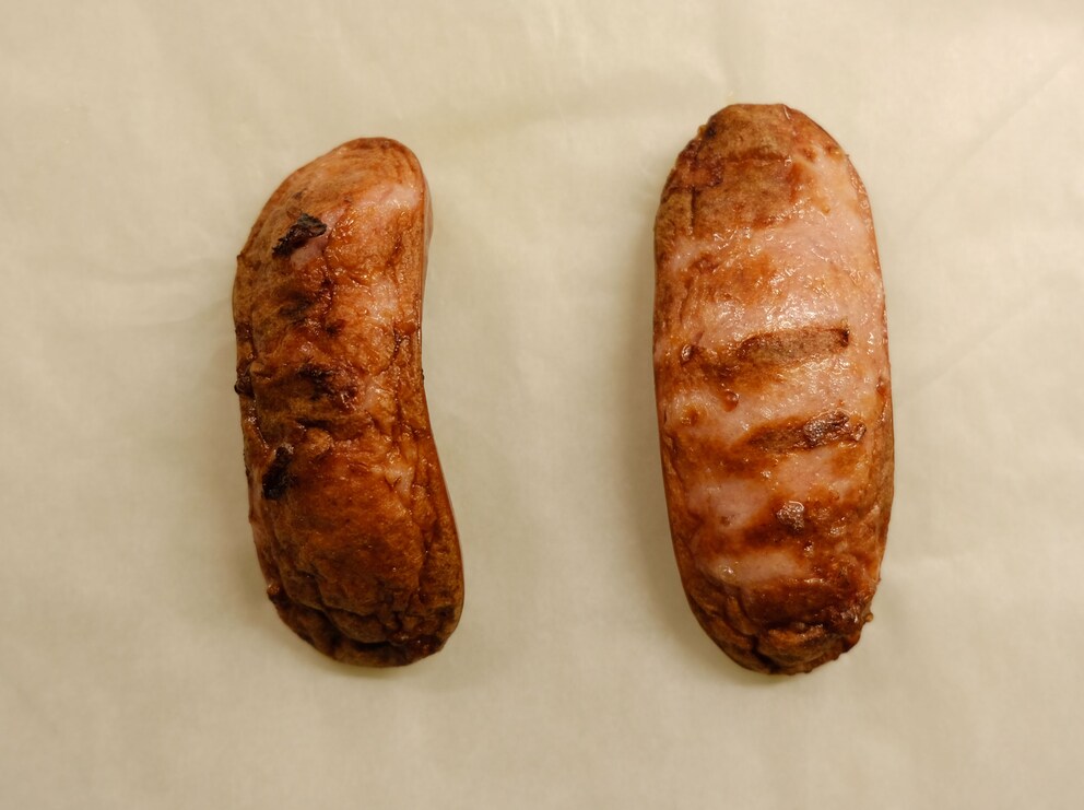 À gauche, le cervelas avec la fonction « Air Fry », à droite avec la fonction « Grill ».