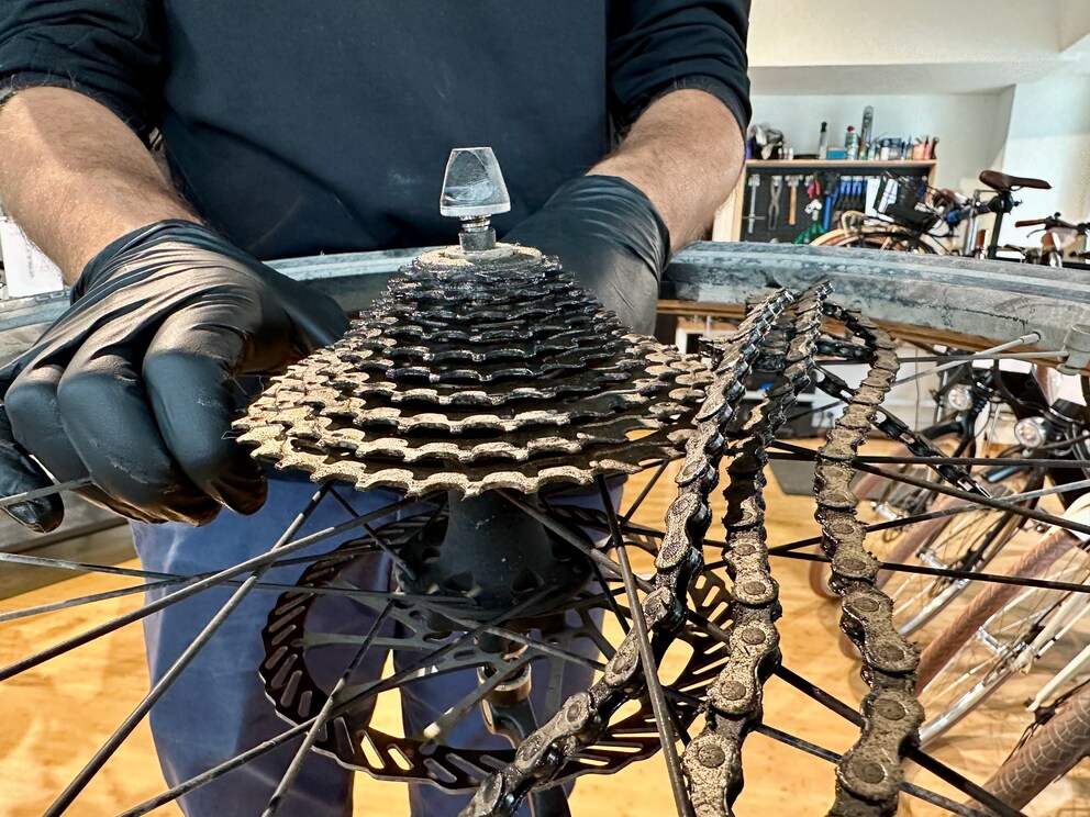Bien sale : la chaîne et la cassette du vélo avant le nettoyage.
