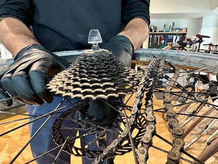 Bien sale : la chaîne et la cassette du vélo avant le nettoyage.