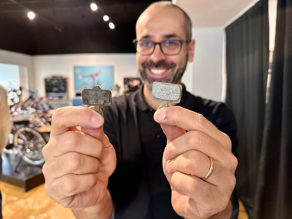 Comparaison des plaquettes de frein avant et arrière : ici, on voit clairement quel frein est le plus sollicité.