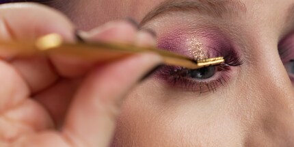 Dernière étape : appliquer les faux cils.