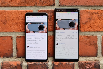 Comparaison de taille entre l’Asus Zenfone 9 et le Pixel 6 avec un écran de 6,4 pouces.